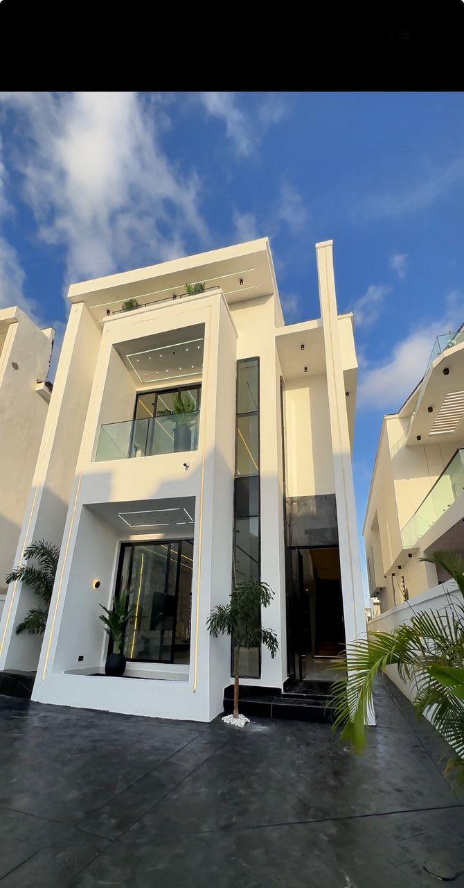 Majestic 5-Bedroom Detached Duplex with Swimming Pool in Ajah - Property in Ajah